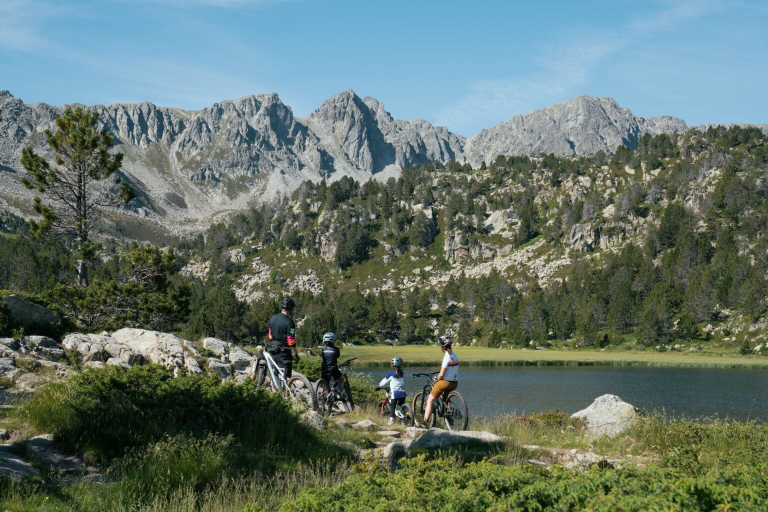 Família en bicicleta a Grandvalira