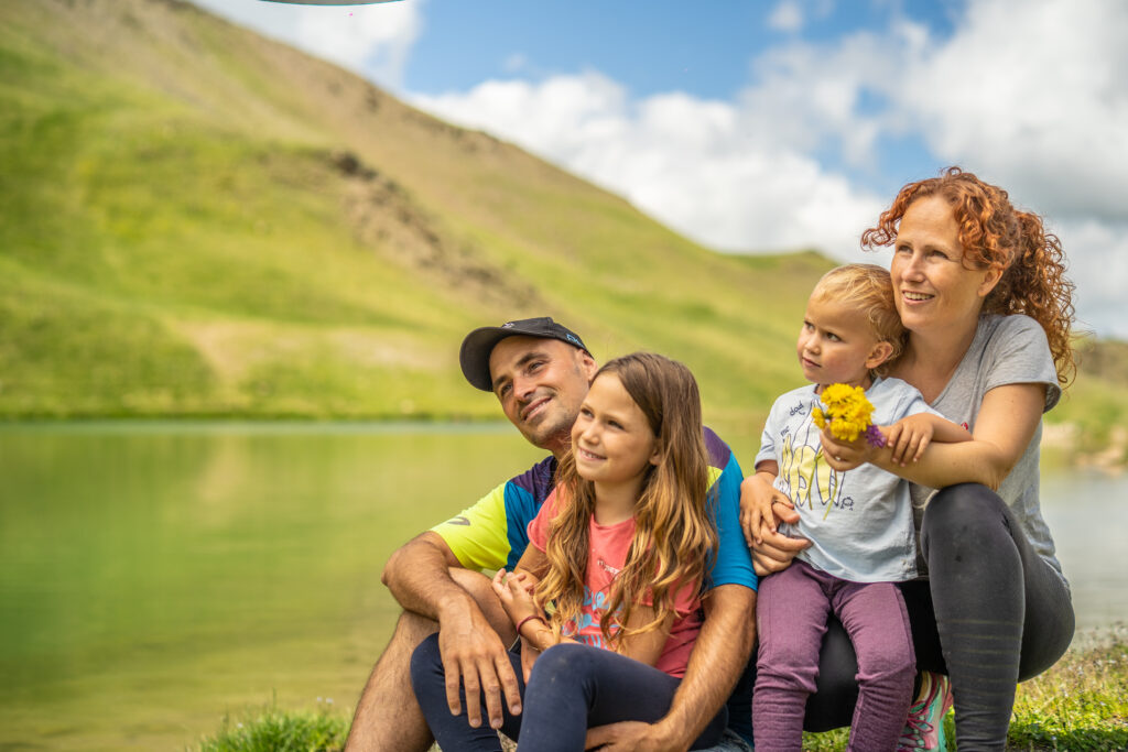 Família al llac.