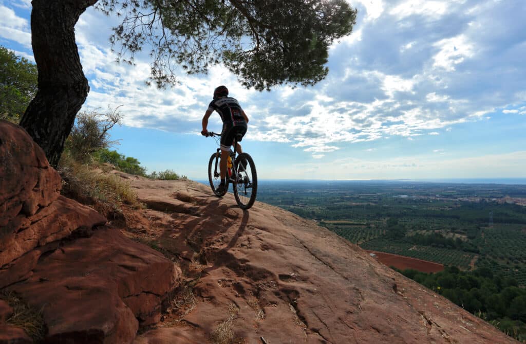 BTT, bicicletes de muntanya als camins al voltant de l'ermita